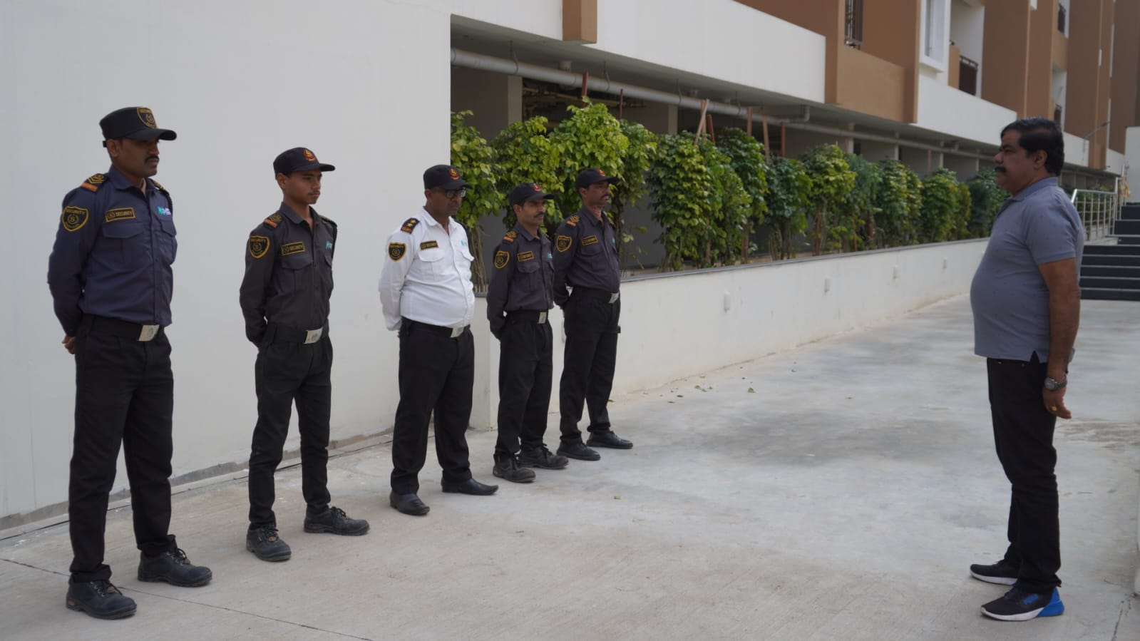 Daily briefing &mdash; Supervisor briefing the detail on the day’s post orders.